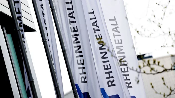 Flaggen in D&uuml;sseldorf vor dem Rheinmetall-Geb&auml;ude. - &copy; David Young/dpa