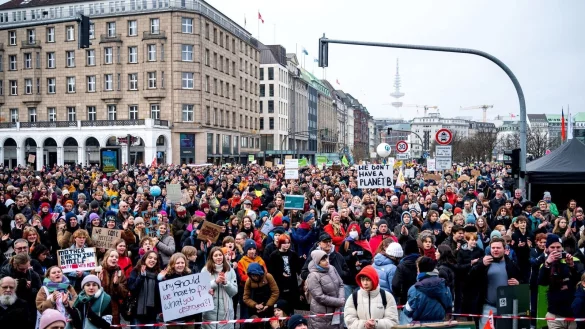 Protest auch in Hamburg. Fridays for Future hatte an mehr als 250 Orten bundesweit Aktionen geplant. - © Daniel Bockwoldt/dpa