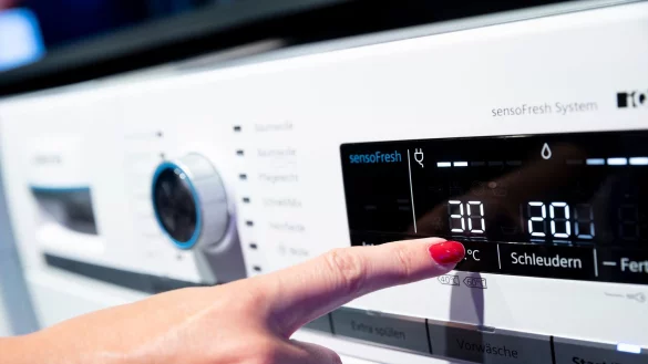 Bademode l&auml;sst sich wie normal verschmutzte W&auml;sche mit geringen Temperaturen von 30 Grad reinigen . - &copy; Florian Schuh/dpa-tmn