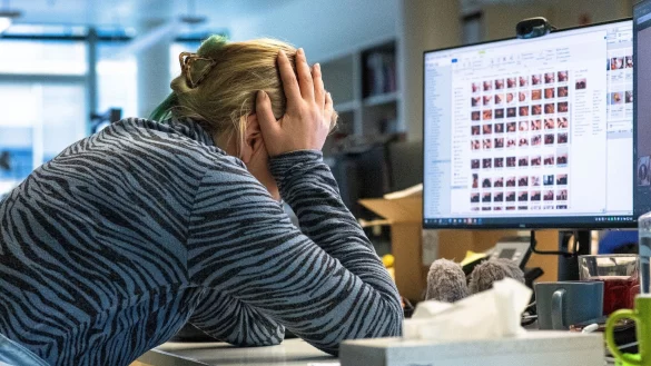 Zu wenig Personal und viel zu viel zu tun: Wer im Job v&ouml;llig &uuml;berlastet ist und Fehler bef&uuml;rchtet, kann den Arbeitgeber mit einer Gef&auml;hrdungsanzeige informieren. - &copy; Bernd Diekjobst/dpa-tmn