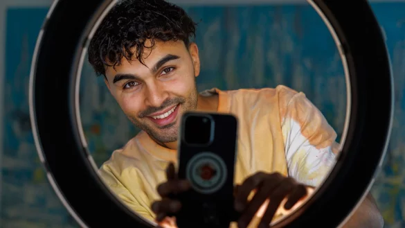 Younes Zarou folgen mehr als 50 Millionen Menschen auf Tiktok. - &copy; J&ouml;rg Halisch/dpa