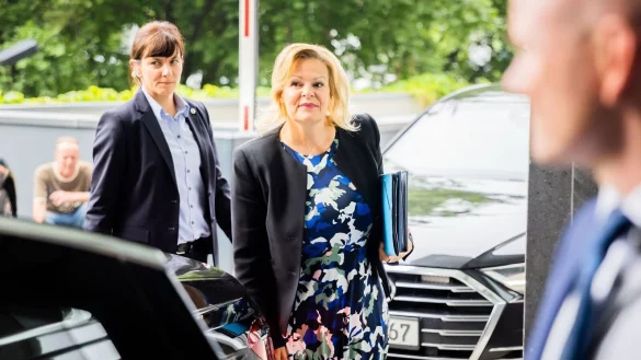 Innenministerin Nancy Faeser kommt zum Haus der Bundespressekonferenz, wo sie mit dem Pr&auml;sidenten des Bundesamtes f&uuml;r Verfassungsschutz Haldenwang den Verfassungsschutzbericht 2022 vorstellt. - &copy; Christoph Soeder/dpa