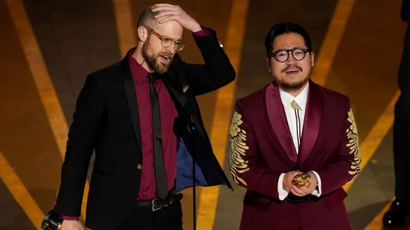 Der Regie-Oscar geht an Daniel Scheinert (l) und Daniel Kwan (&laquo;Everything Everywhere All at Once&raquo;). - &copy; Chris Pizzello/Invision/AP