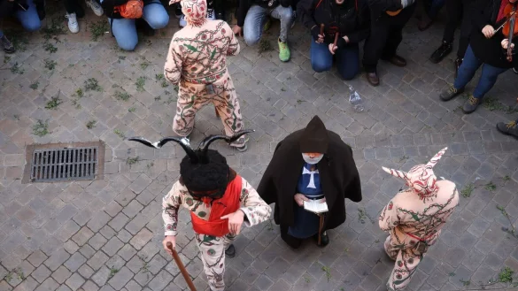 Mit ihren gro&szlig;en K&ouml;pfen, ihren furchterregenden Gesichtern und den langen H&ouml;rnern ziehen die Teufel anl&auml;sslich der Feierlichkeiten zu Ehren des Hl. Antonius durch die Stra&szlig;en der spanischen Urlaubsinsel. - &copy; Isaac Buj/Europa Press/dpa