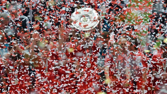 Die Spieler des FC Bayern M&uuml;nchen jubeln 2013 mit der Meisterschale. - &copy; Peter Kneffel/dpa