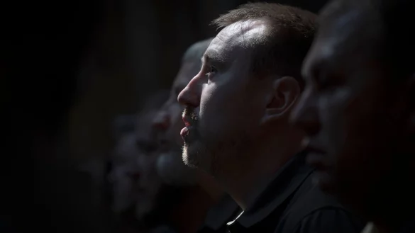 Ukrainische Milit&auml;rseelsorger nehmen an einer Abschlussfeier in der Sophienkathedrale in Kiew teil. - &copy; Andrew Kravchenko/AP/dpa