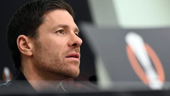 Leverkusens Trainer Xabier Alonso beantwortet w&auml;hrend der Pressekonfernez Journalistenfragen. - &copy; Federico Gambarini/dpa