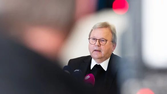 Steht wegen seines Umgangs mit Missbrauchsf&auml;llen in der Kritik: Bischof Franz-Josef Bode. - &copy; Friso Gentsch/dpa/Archiv