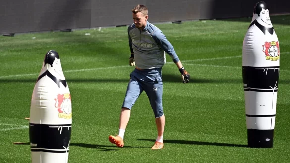 Leverkusens Torwart Lukas Hradecky in Aktion beim Abschlusstraining in der BayArena. - &copy; Federico Gambarini/dpa
