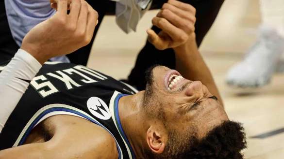 Bucks-Starspieler Giannis Antetokounmpo verletzte sich. - © Jeffrey Phelps/AP/dpa