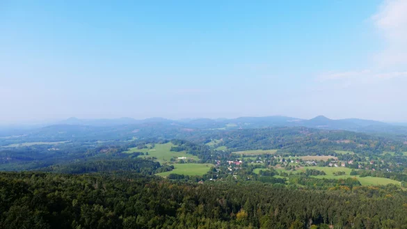 Vom Hochwaldturm bei Oybin bietet sich bei gutem Wetter ein grandioser Fernblick. - &copy; Julian Hilgers/dpa-tmn