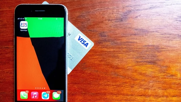 Nicht jeder ist in der Lage, eine verlorene Bankkarte per Anruf sperren zu lassen. Es ist auch mit einer App m&ouml;glich. - &copy; Bernd Diekjobst/dpa-tmn