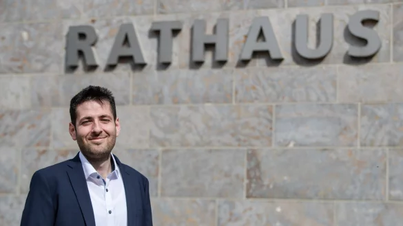 Ryyan Alshebl (Gr&uuml;ne) kam als Fl&uuml;chtling aus Syrien nach Deutschland - nur wird er B&uuml;rgermeister von Ostelsheim. - &copy; Christoph Schmidt/dpa