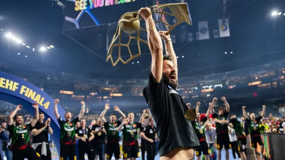 Magdeburgs Trainer Bennet Wiegert mit dem Champions-League-Pokal. - &copy; Marius Becker/dpa