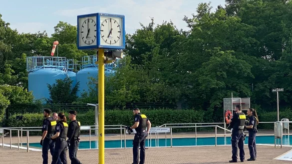 Das Sommerbad Neuk&ouml;lln am Columbiadamm wurde am Mittwochabend von Polizisten ger&auml;umt. - &copy; Andreas Rabenstein/dpa