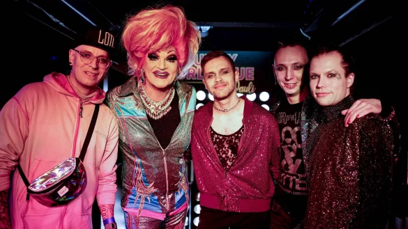 S&auml;nger Chris Harms (l-r) mit der Travestie-K&uuml;nstlerin Olivia Jones, Gitarrist Pi, Keyboarder Gerrit Heinemann und Bassist Klaas Helmecke in Hamburg. - &copy; Axel Heimken/dpa