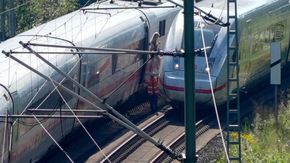 Die Evakuierung von Passagieren aus einem ICE nach einem Oberleitungsschaden bei Frankfurt. - &copy; Marvin Filipovic/5VISION.NEWS/dpa