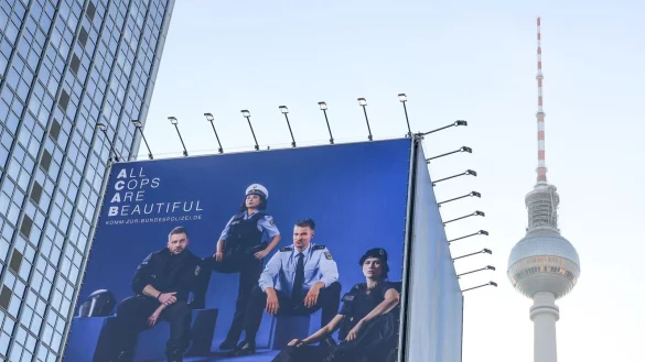 Mit einem riesigen Transparent und der Aufschrift &laquo;All Cops Are Beautiful&raquo; (Alle Polizisten sind sch&ouml;n) wirbt die Bundespolizei in Sichtweite des Fernsehturms um Nachwuchs. - &copy; J&ouml;rg Carstensen/dpa