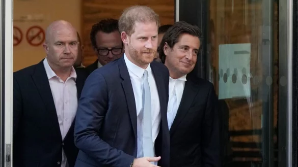 Prinz Harry und sein Anwalt David Sherborne verlassen den High Court nach einer Zeugenaussage. - &copy; Frank Augstein/AP