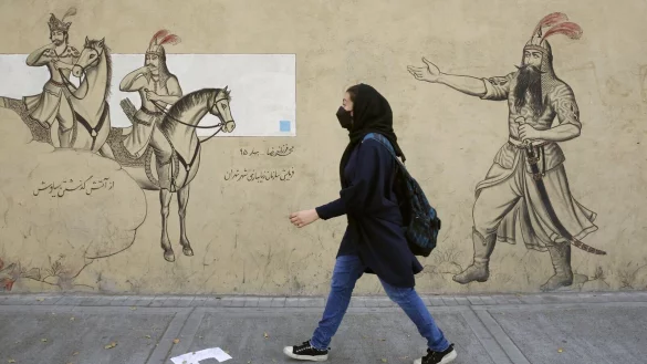 Stra&szlig;enszene aus Teheran: Die Kopftuchpflicht wird seit Mitte April dieses Jahres strenger von der iranischen Polizei kontrolliert, dabei kommt auch Video&uuml;berwachung zum Einsatz. - &copy; ---/dpa