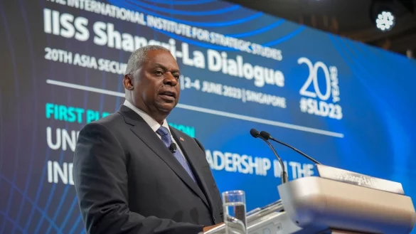 US-Verteidigungsminister Lloyd Austin spricht auf dem asiatischen Sicherheitsforum Shangri-La-Dialog in Singapur. - © Vincent Thian/AP/dpa