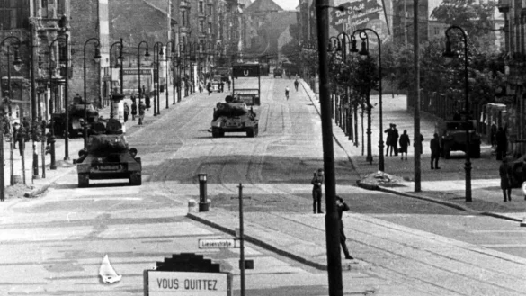 Blick in die Chausseestra&szlig;e mit sowjetischen Panzern nach der Niederschlagung des Aufstandes. Am 17. Juni 1953 protestierten in der DDR eine Million Menschen gegen den noch jungen sozialistischen Staat - bis sowjetische Panzer den Aufstand beendeten. - &copy; G&uuml;nter Bratke/dpa
