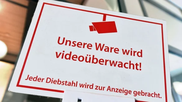 Genutzt wird künstliche Intelligenz der Umfrage zufolge bislang vorrangig in Kamerasystemen zum Diebstahlschutz oder bei der Bearbeitung von Belegen in der Buchhaltung. - © Martin Schutt/dpa-Zentralbild/dpa