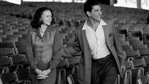 Carey Mulligan als Felicia Montealegre und Bradley Cooper als Leonard Bernstein in «Maestro». - Cr. Jason McDonald/Netflix © 2023/dpa