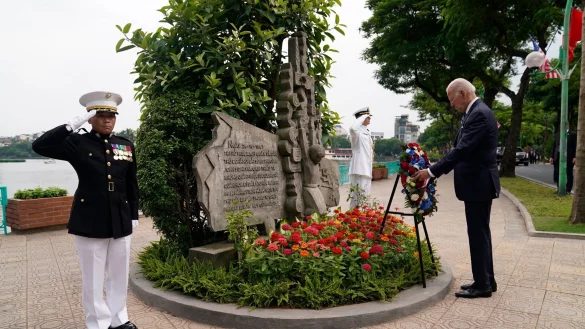 US-Pr&auml;sident Joe Biden besucht das John Sidney McCain III Memorial. - &copy; Evan Vucci/AP/dpa