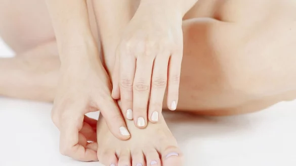 Weiche F&uuml;&szlig;e f&uuml;hlen sich gut an. Beim Entfernen der Hornhaut sollte man allerdings vorsichtig vorgehen. - &copy; Monique W&uuml;stenhagen/dpa-tmn