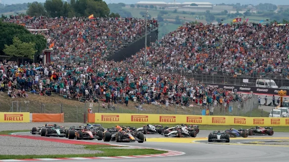 Die Rennfahrer beim Grand Prix von Spanien in Aktion. - © Hasan Bratic/dpa