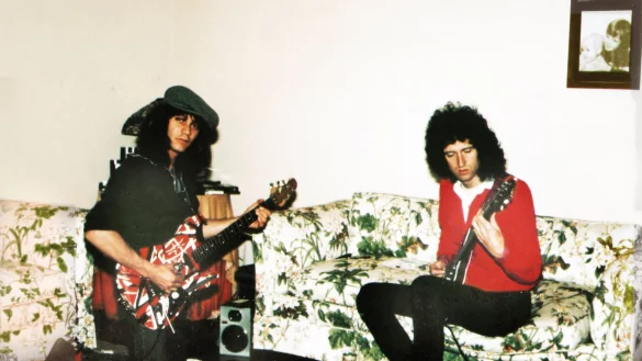 Die Gitarristen Brian May (r) und Eddie Van Halen im April 1983. - © Phil Chen/Promoteam/dpa