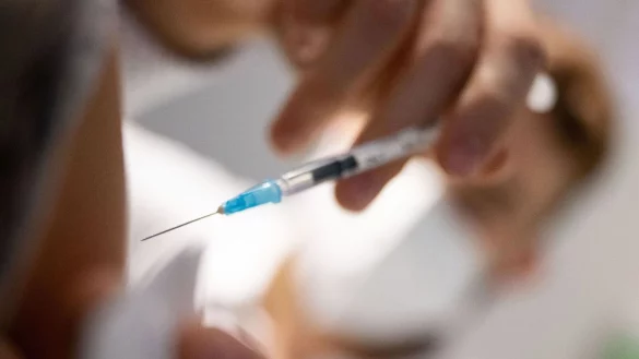 Eine Frau wird in einem Impfzentrum in Stuttgart mit einem Corona-Impstoff geimpft (Archivbild). - &copy; Marijan Murat/dpa