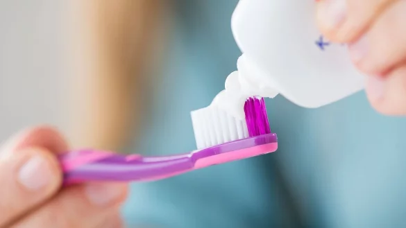 F&uuml;r das Wei&szlig; der Zahnpasta ist in so einigen F&auml;llen der Farbstoff Titandioxid verantwortlich. In Lebensmitteln ist er mittlerweile nicht mehr erlaubt. - &copy; Christin Klose/dpa-tmn