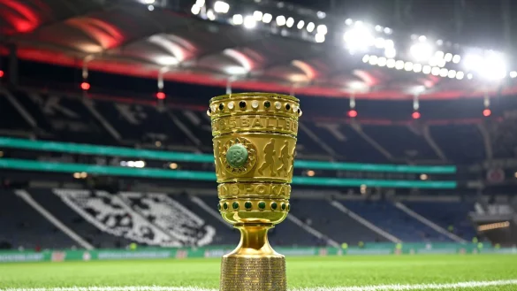 Objekt der Begierde: Der DFB-Pokal bringt den Clubs lukrative Einnahmen. - &copy; Arne Dedert/dpa