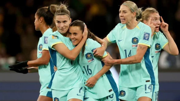 Australiens Hayley Raso (M) jubelt mit ihren Mitspielerinnen &uuml;ber einen Treffer. - &copy; Hamish Blair/AP/dpa