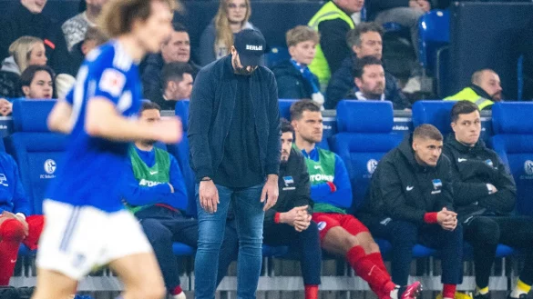 Herthas Trainer Sandro Schwarz steht w&auml;hrend der Partie mit gesenktem Kopf an der Seitenlinie. - &copy; David Inderlied/dpa