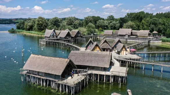 Das Pfahlbauten-Museum Unteruhldingen ist ein Freilichtmuseum, das Funde und Nachbauten von Pfahldörfern aus der Stein- und Bronzezeit präsentiert. - © Felix Kästle/dpa