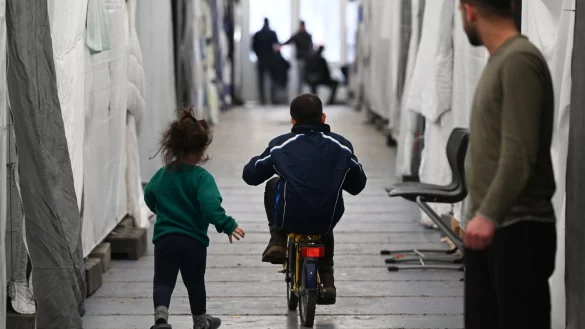Fl&uuml;chtlinge in einem der Zelte einer provisorischen Fl&uuml;chtlingsunterkunft im hessischen Bensheim. - &copy; Arne Dedert/dpa
