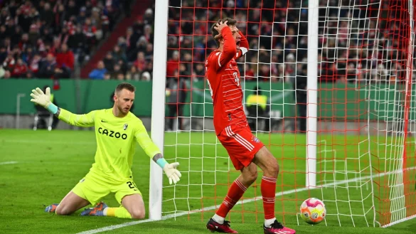 Bayern-St&uuml;rmer Thomas M&uuml;ller (r) kann es nicht fassen. - &copy; Peter Kneffel/dpa