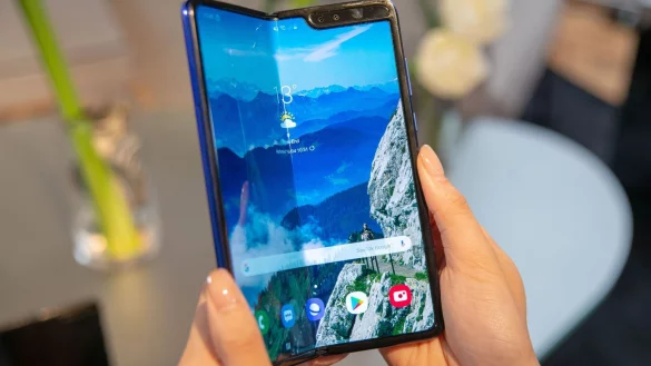 Samsung ist in Westeuropa und Nordamerika im Segment der Falt-Smartphones bisher Marktf&uuml;hrer. - &copy; Simon Nagel/dpa