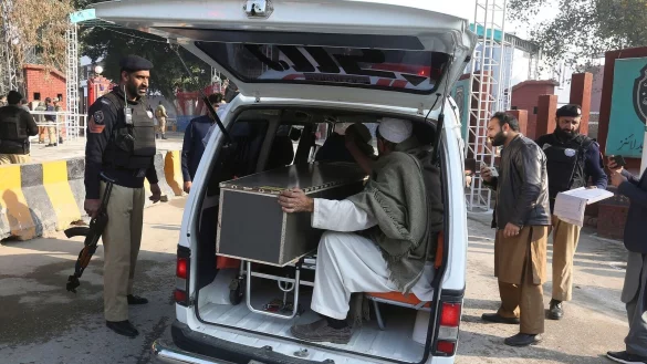 Ein weiteres Anschlagsopfer wird mit einem Wagen zur Beerdigung transportiert. - &copy; Muhammad Sajjad/AP/dpa