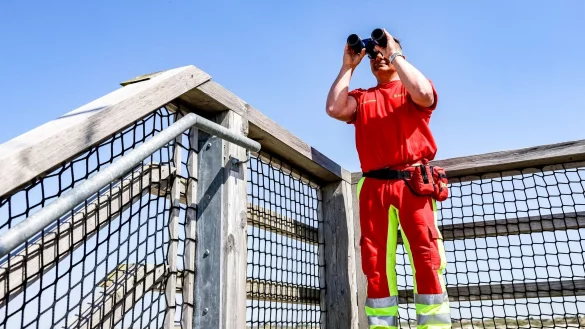 Bei der Arbeit im nordfriesischen St. Peter-Ording: Sven Guse ist Sanit&auml;ter sowie Str&ouml;mungs- und Wasserretter. - &copy; Axel Heimken/dpa