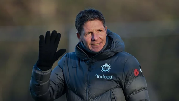 Steht mit Frankfurt auf Platz zwei: Eintracht-Coach Oliver Glasner. - © Arne Dedert/dpa