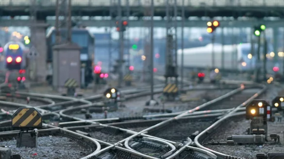 Unterwegs auf Gleisen: Wer sich f&uuml;r den Zug entscheidet, muss nicht zwingend langsam unterwegs sein. Einen &Uuml;berblick &uuml;ber Distanzen und Reisedauern bietet "Chronotrains.com". - &copy; Rene Ruprecht/dpa/dpa-tmn