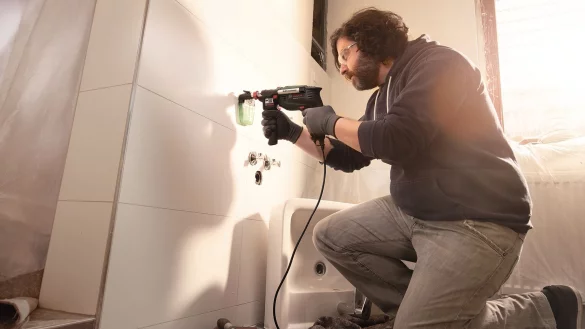 Wer in Ziegel oder Hohlblocksteine bohren muss, sollte sich f&uuml;r eine Schlagbohrmaschine entscheiden. - &copy; Bosch/DIY Academy/dpa-tmn