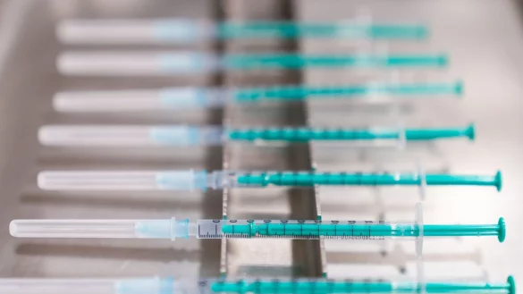 Inzwischen werden m&ouml;gliche Impfsch&auml;den durch die Corona-Impfung ernst genommen. Nun gibt es bald die ersten Verfahren vor Gericht. - &copy; Nicolas Armer/dpa