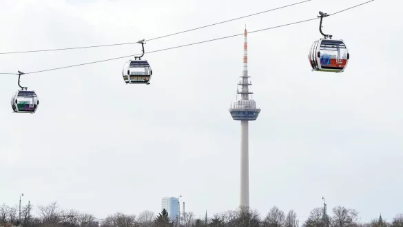 Die Bundesgartenschau 2023 beginnt am 14. April. Die Seilbahn verbindet das Spinelligel&auml;nde mit dem Luisenpark. - &copy; Uwe Anspach/dpa