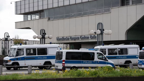 Einsatzfahrzeuge der Polizei stehen am ehemaligen Kongresszentrum ICC in Berlin. - &copy; Paul Zinken/dpa