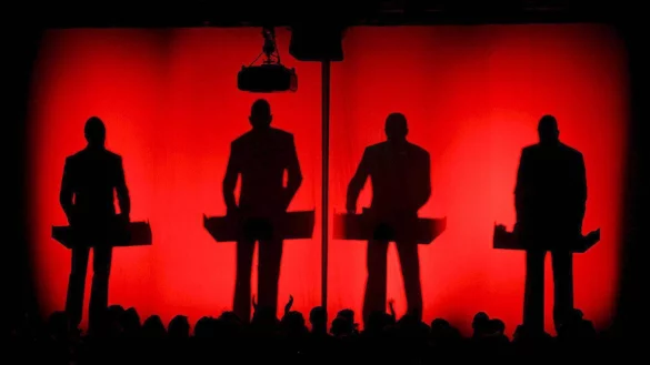 Die deutsche Band &laquo;Kraftwerk&raquo; tritt auf der B&uuml;hne der Miles Davis Hall auf. - &copy; epa Keystone Martial Trezzini/epa/dpa/Archivbild